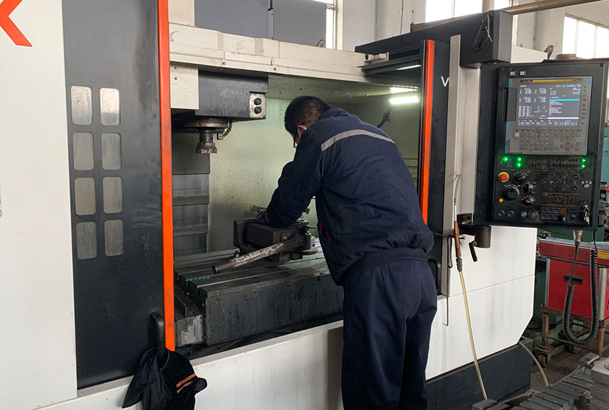 Arbetare producerar CNC -delar med hög precision