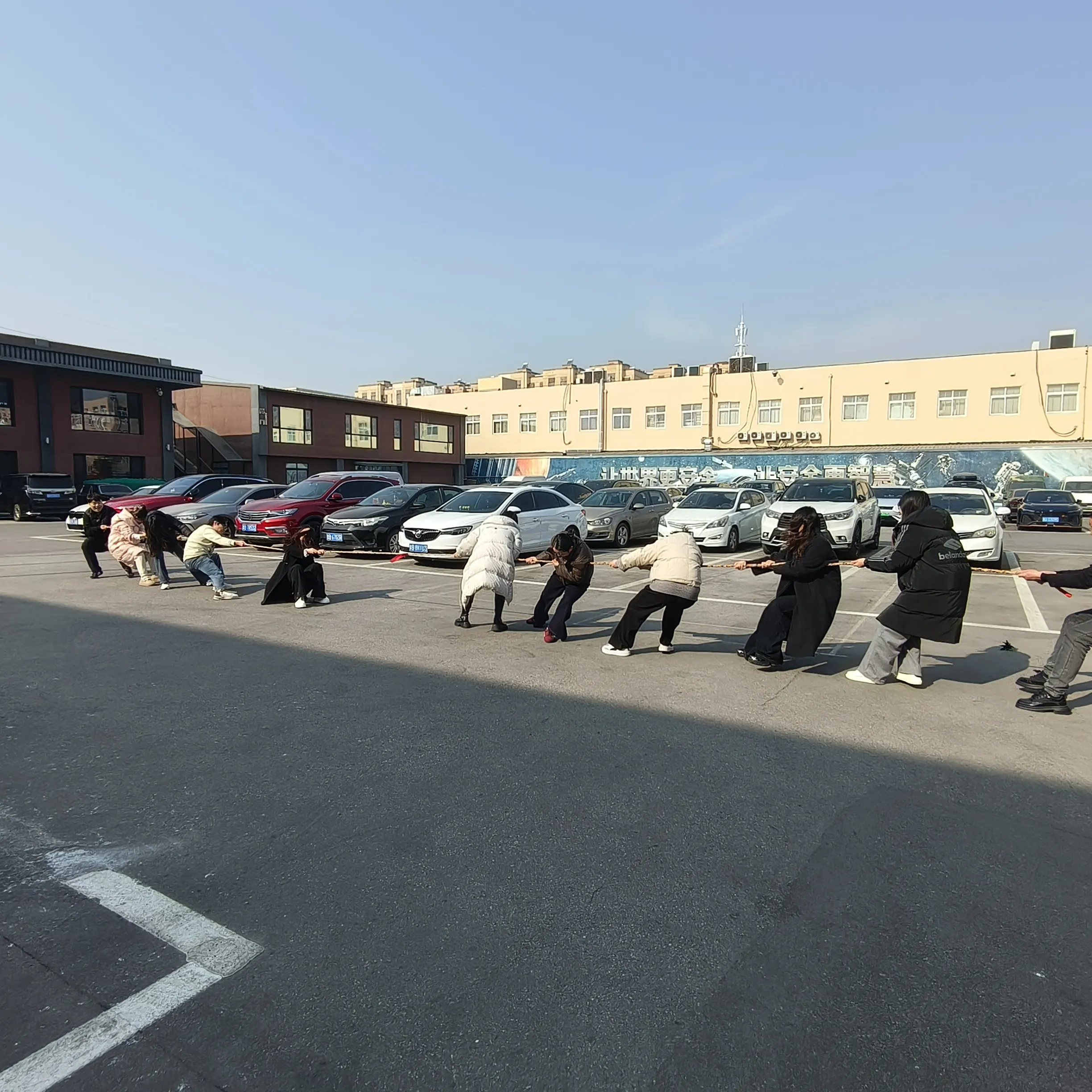 Haozhifeng håller i Team Building-aktivitet